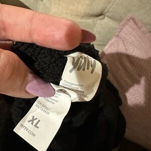 YITTY Black XL Apparel